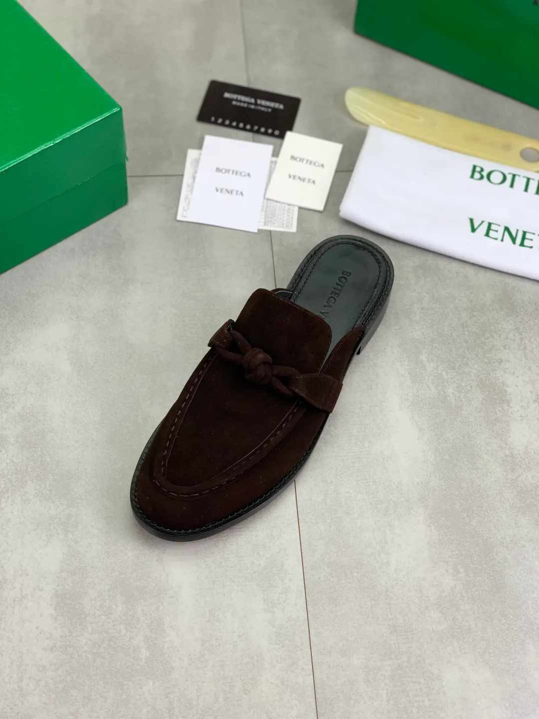 Men's shoes 💰P800 [New model] (genuine leather outsole) water-dyed cow lining 💰High-quality business couple half-slip leather shoes 💎💎💎 BOTTEGA VENETA official website synchronizes the latest top version of BV in the market, accepts material comparison, shoe type comparison, process comparison, practical and textured, versatile and suitable for any occasion, the more you look at it, the more flavorful it becomes. Purely hand-knitted craftsmanship - Upper material, calfskin imported from Italy 🇮🇹 - High-quality water-dyed cowhide lining - Original private model customized leather outsole -Size: Female 35-39 (40 ordered) Male 39-44 (38 45 can be customized) Color: Multiple colors available
